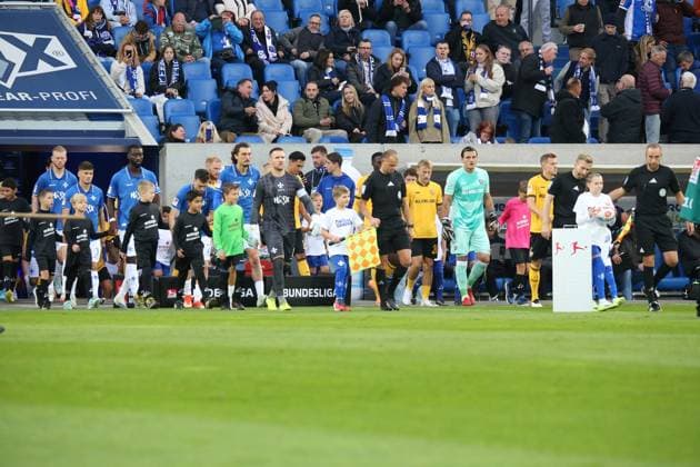 26.09.2025, xpfrx, Fussball 2.Bundesliga, SV Darmstadt 98 - Dynamo Dresden v.l. Die Teams betreten den Platz (DFL DFB REGULATIONS PROHIBIT ANY USE OF PHOTOGRAPHS as IMAGE SEQUENCES and or QUASI-VIDEO) Darmstadt