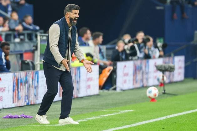 2. Bundesliga - FC Schalke 04 - SpVgg Greuther Fürth am 25.09.2025 in der Veltins-Arena auf Schalke Trainer Miron Muslic (Schalke) gestikuliert und schreit