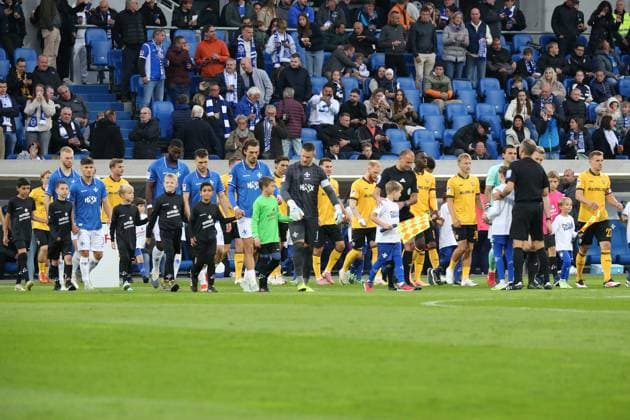 26.09.2025, xpfrx, Fussball 2.Bundesliga, SV Darmstadt 98 - Dynamo Dresden v.l. Die Teams betreten den Platz (DFL DFB REGULATIONS PROHIBIT ANY USE OF PHOTOGRAPHS as IMAGE SEQUENCES and or QUASI-VIDEO) Darmstadt