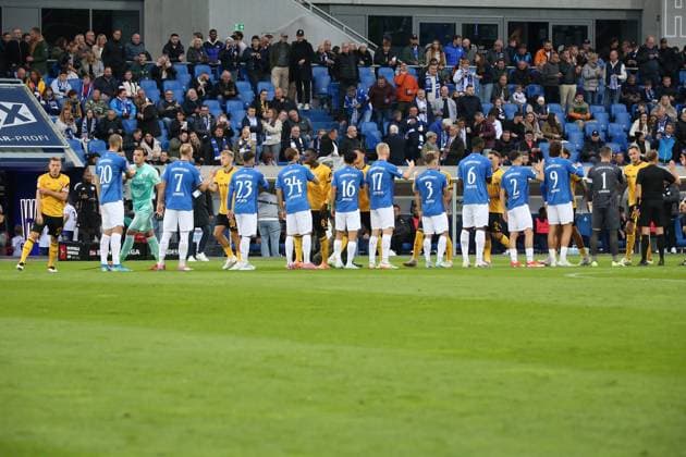 26.09.2025, xpfrx, Fussball 2.Bundesliga, SV Darmstadt 98 - Dynamo Dresden v.l. Begrüßung der Teams Mannschaften (DFL DFB REGULATIONS PROHIBIT ANY USE OF PHOTOGRAPHS as IMAGE SEQUENCES and or QUASI-VIDEO) Darmstadt