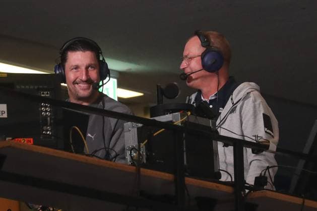 26.09.2025, xgox, Handball - Daikin HBL, TSV Hannover-Burgdorf - HC Erlangen emspor, v.l. Stefan Kretzschmar als DYN Experte mit Karsten Petrzika als DYN Moderator Hannover