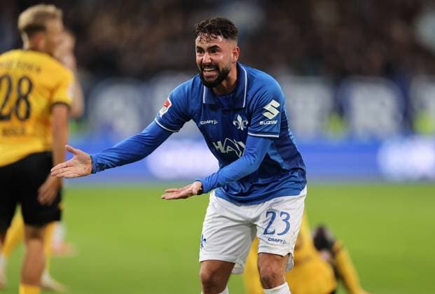 26.09.2025, xdcx, Fussball 2. Bundesliga, SV Darmstadt 98 - SG Dynamo Dresden, emonline, emspor, despor, v.l., Marco Richter (SV Darmstadt 98) gibt Anweisungen, gestikuliert, mit den Armen gestikulieren gives instructions, gesticulate DFL DFB REGULATIONS PROHIBIT ANY USE OF PHOTOGRAPHS AS IMAGE SEQUENCES AND OR QUASI-VIDEO.