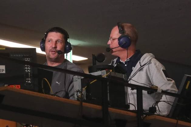 26.09.2025, xgox, Handball - Daikin HBL, TSV Hannover-Burgdorf - HC Erlangen emspor, v.l. Stefan Kretzschmar als DYN Experte mit Karsten Petrzika als DYN Moderator Hannover