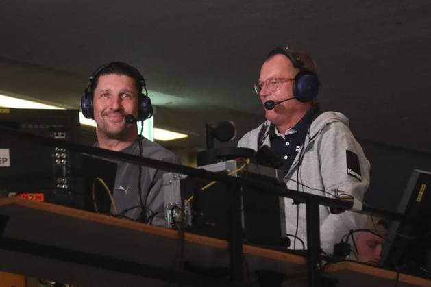 26.09.2025, xgox, Handball - Daikin HBL, TSV Hannover-Burgdorf - HC Erlangen emspor, v.l. Stefan Kretzschmar als DYN Experte mit Karsten Petrzika als DYN Moderator Hannover