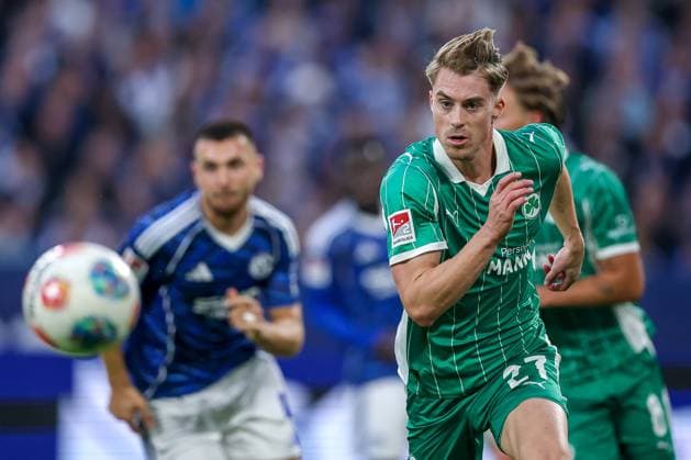 25.09.2025, Fußball, FC Schalke 04 - SpVgg Greuther Fürth, 7.Spieltag, 2. Fußball Bundesliga, Veltins-Arena Gelsenkirchen, Saison 2025 2026: Luca Itter (Greuther Fürth 27) DFB regulations prohibit any use of photographs as image sequences and or quasi-video. Nordrhein-Westfalen Deutschland