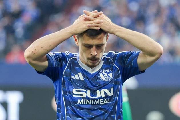2. Bundesliga - FC Schalke 04 - SpVgg Greuther Fürth am 25.09.2025 in der Veltins-Arena auf Schalke Ron Schallenberg (Schalke 6) unzufrieden, enttäuscht, enttaeuscht, niedergeschlagen.