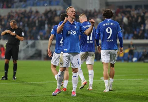 26.09.2025, xdcx, Fussball 2. Bundesliga, SV Darmstadt 98 - SG Dynamo Dresden, emonline, emspor, despor, v.l., Torjubel zum 1:0 durch Isac Lidberg (SV Darmstadt 98), Goal celebration, celebrate the goal DFL DFB REGULATIONS PROHIBIT ANY USE OF PHOTOGRAPHS AS IMAGE SEQUENCES AND OR QUASI-VIDEO.