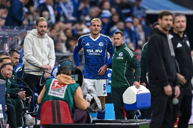 26.09.2025, Fussball, 2. Bundesliga, Saison 2025 2026, 7. Spieltag, FC Schalke 04 - SpVgg Greuther Fürth, Timo Becker (FC Schalke 04) muss verletzt ausgewechselt werden und weint dabei. xRHR-FOTO YYx Copyright: KROEGER RHR-FOTOx RHR-FOTO YY
