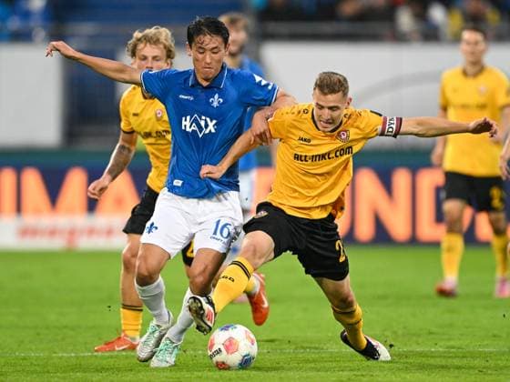 Hiroki Akiyama (SV Darmstadt 1898, 16) im Zweikampf mit Niklas Hauptmann (Dynamo Dresden, 27), GER, SV Darmstadt 98 vs Dynamo Dresden, Fussball, 2.Bundesliga, 7. Spieltag, Spielzeit 2025 2026, 26.09.2025. DFL REGULATIONS PROHIBIT ANY USE OF PHOTOGRAPHS AS IMAGE SEQUENCES AND OR QUASI-VIDEO GER, SV Darmstadt 98 vs Dynamo Dresden, Fussball, 2.Bundesliga, 7. Spieltag, Spielzeit 2025 2026, 26.09.2025. Darmstadt