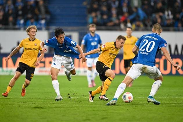 Hiroki Akiyama (SV Darmstadt 1898, 16) im Zweikampf mit Niklas Hauptmann (Dynamo Dresden, 27), GER, SV Darmstadt 98 vs Dynamo Dresden, Fussball, 2.Bundesliga, 7. Spieltag, Spielzeit 2025 2026, 26.09.2025. DFL REGULATIONS PROHIBIT ANY USE OF PHOTOGRAPHS AS IMAGE SEQUENCES AND OR QUASI-VIDEO GER, SV Darmstadt 98 vs Dynamo Dresden, Fussball, 2.Bundesliga, 7. Spieltag, Spielzeit 2025 2026, 26.09.2025. Darmstadt