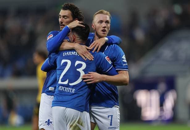 26.09.2025, xdcx, Fussball 2. Bundesliga, SV Darmstadt 98 - SG Dynamo Dresden, emonline, emspor, despor, v.l., Torjubel zum 1:0 durch Isac Lidberg (SV Darmstadt 98), Goal celebration, celebrate the goal, Fraser Hornby (SV Darmstadt 98), Marco Richter (SV Darmstadt 98) DFL DFB REGULATIONS PROHIBIT ANY USE OF PHOTOGRAPHS AS IMAGE SEQUENCES AND OR QUASI-VIDEO.