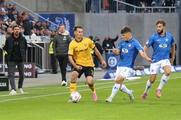 26.09.2025, xpfrx, Fussball 2.Bundesliga, SV Darmstadt 98 - Dynamo Dresden v.l. Konrad Faber (SG Dynamo Dresden) Leon Klassen (SV Darmstadt 98) Zweikampf, Aktion, action, battle for the ball (DFL DFB REGULATIONS PROHIBIT ANY USE OF PHOTOGRAPHS as IMAGE SEQUENCES and or QUASI-VIDEO) Darmstadt