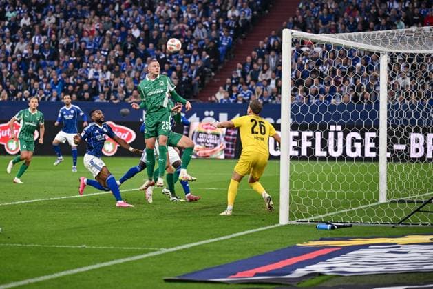 26.09.2025, Fussball, 2. Bundesliga, Saison 2025 2026, 7. Spieltag, FC Schalke 04 - SpVgg Greuther Fürth, Jakob Engel (SpVgg Greuther Fürth) klärt den Ball, xRHR-FOTO YYx Copyright: KROEGER RHR-FOTOx RHR-FOTO YY