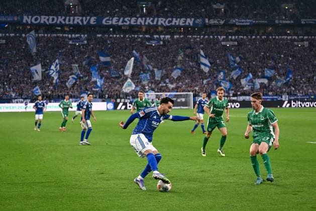 26.09.2025, Fussball, 2. Bundesliga, Saison 2025 2026, 7. Spieltag, FC Schalke 04 - SpVgg Greuther Fürth, Kenan Karaman (FC Schalke 04), Luca Itter (SpVgg Greuther Fürth) xRHR-FOTO YYx Copyright: KROEGER RHR-FOTOx RHR-FOTO YY