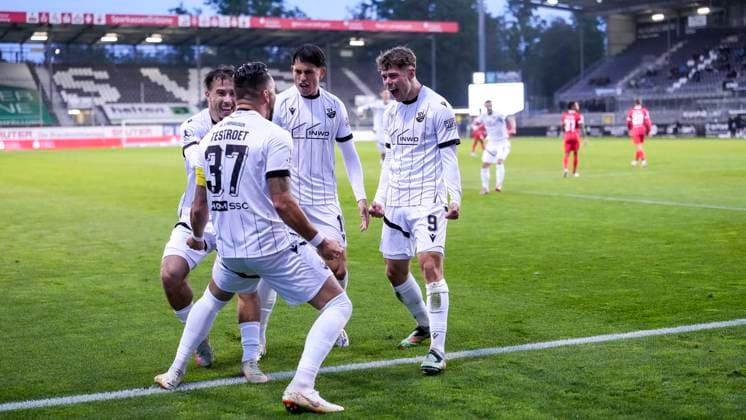 v.li.: Louis Kolbe (SVS, 3), Pascal Testroet (SVS, 37), Luca De Meester (SVS, 11), Torschütze Maximilian Wagner (SVS, 9), Spieler vom SV Sandhausen (SVS), jubeln über das Tor zum 1:0, Jubel, Torjubel, Torerfolg, celebrate the goal, goal, celebration, jubelt ueber das Tor, Freuen, Freude, freut sich, optimistisch, positiv, Spielszene, Highlight, Action, Aktion, 26.09.2025, Sandhausen (Deutschland), Fussball, Regionalliga Südwest, SV Sandhausen - Kickers Offenbach
