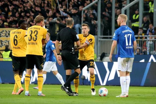 26.09.2025, xpfrx, Fussball 2.Bundesliga, SV Darmstadt 98 - Dynamo Dresden v.l. Niklas Hauptmann (SG Dynamo Dresden) Schiedsrichter Referee Patrick Alt (DFL DFB REGULATIONS PROHIBIT ANY USE OF PHOTOGRAPHS as IMAGE SEQUENCES and or QUASI-VIDEO) Darmstadt