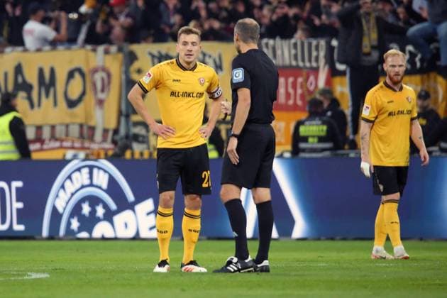 26.09.2025, xpfrx, Fussball 2.Bundesliga, SV Darmstadt 98 - Dynamo Dresden v.l. Niklas Hauptmann (SG Dynamo Dresden) Schiedsrichter Referee Patrick Alt (DFL DFB REGULATIONS PROHIBIT ANY USE OF PHOTOGRAPHS as IMAGE SEQUENCES and or QUASI-VIDEO) Darmstadt