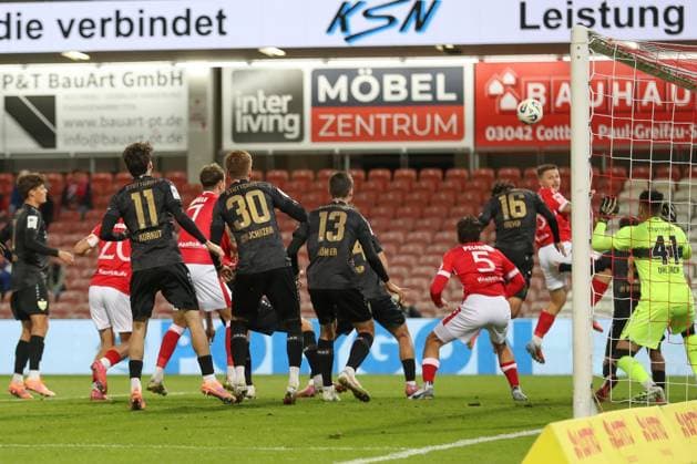 26.09.2025, xtgx, Fussball 3. Liga, FC Energie Cottbus - VfB Stuttgart II emspor, v.l. Erik Engelhardt (Cottbus, 18) schiesst Tor, Torschuetze, erzielt Tor, Treffer, scores the goal 1:0 (DFL DFB REGULATIONS PROHIBIT ANY USE OF PHOTOGRAPHS as IMAGE SEQUENCES and or QUASI-VIDEO) Cottbus