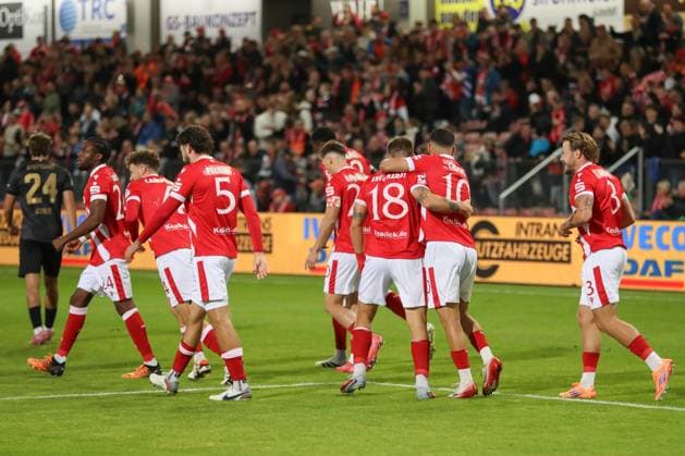 26.09.2025, xtgx, Fussball 3. Liga, FC Energie Cottbus - VfB Stuttgart II emspor, v.l. Erik Engelhardt (Cottbus, 18) Jubel, Torjubel, jubelt ueber das Tor, celebrate the goal, celebration (DFL DFB REGULATIONS PROHIBIT ANY USE OF PHOTOGRAPHS as IMAGE SEQUENCES and or QUASI-VIDEO) Cottbus