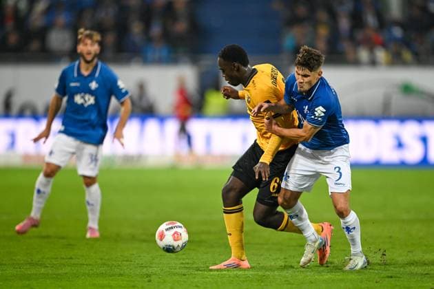 Kofi Amoako (Dynamo Dresden, 06) im Zweikampf mit Leon Klassen (SV Darmstadt 1898, 03), GER, SV Darmstadt 98 vs Dynamo Dresden, Fussball, 2.Bundesliga, 7. Spieltag, Spielzeit 2025 2026, 26.09.2025. DFL REGULATIONS PROHIBIT ANY USE OF PHOTOGRAPHS AS IMAGE SEQUENCES AND OR QUASI-VIDEO GER, SV Darmstadt 98 vs Dynamo Dresden, Fussball, 2.Bundesliga, 7. Spieltag, Spielzeit 2025 2026, 26.09.2025. Darmstadt