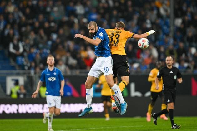 Aleksandar Vukotic (SV Darmstadt 1898, 20) im Zweikampf mit Christoph Daferner (Dynamo Dresden, 33), GER, SV Darmstadt 98 vs Dynamo Dresden, Fussball, 2.Bundesliga, 7. Spieltag, Spielzeit 2025 2026, 26.09.2025. DFL REGULATIONS PROHIBIT ANY USE OF PHOTOGRAPHS AS IMAGE SEQUENCES AND OR QUASI-VIDEO GER, SV Darmstadt 98 vs Dynamo Dresden, Fussball, 2.Bundesliga, 7. Spieltag, Spielzeit 2025 2026, 26.09.2025. Darmstadt