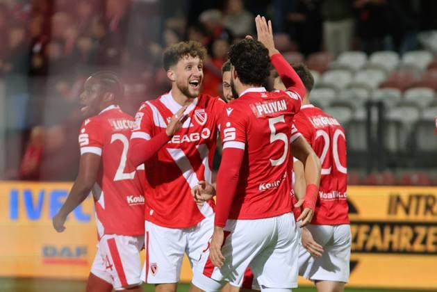 Sport Bilder des Tages Cottbuser Trorjubel, 4 Tim Campulka (Energie Cottbus, l.) und 5 Dominik Pelivan (Energie Cottbus) Fussball 3. Liga 2025 2026 FC Energie Cottbus - VfB Stuttgart II