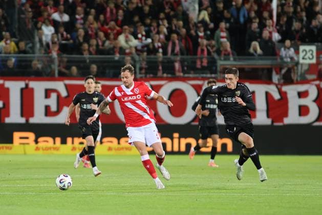 7 Timmy Thiele (Energie Cottbus, l.), 13 Tim Köhler (Stuttgart) Fussball 3. Liga 2025 2026 FC Energie Cottbus - VfB Stuttgart II