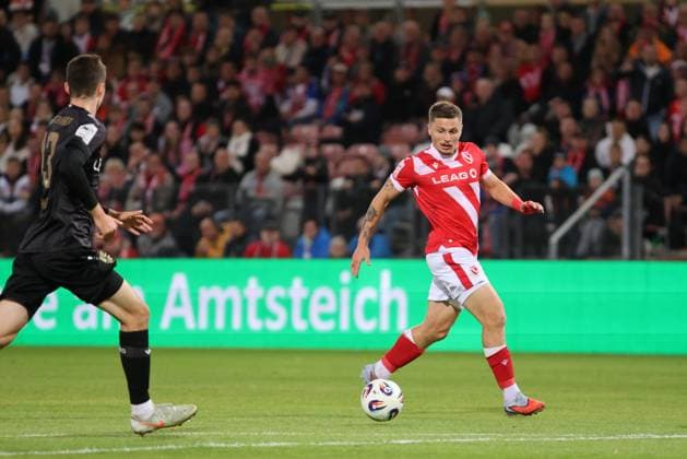 13 Tim Köhler (Stuttgart, l.), 18 Erik Engelhardt (Energie Cottbus) Fussball 3. Liga 2025 2026 FC Energie Cottbus - VfB Stuttgart II