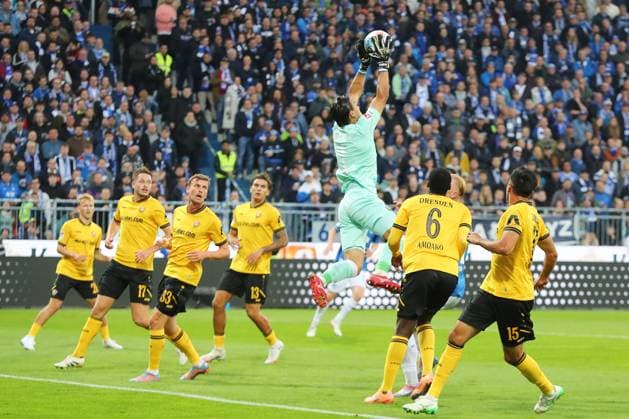 26.09.2025, xtvx, Fussball 2.Bundesliga, SV Darmstadt 98 - Dynamo Dresden v.l. Torwart Tim Schreiber (SG Dynamo Dresden) (DFL DFB REGULATIONS PROHIBIT ANY USE OF PHOTOGRAPHS as IMAGE SEQUENCES and or QUASI-VIDEO) Darmstadt