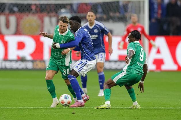 Gelsenkirchen, Deutschland, 26.09.25: Christian Gomis (FC Schalke 04), Felix Klaus (SpVgg Greuther Fürth) und Noel Futkeu (SpVgg Greuther Fürth) im Kampf um den Ball waehrend des Spiels der 2. Bundesliga zwischen FC Schalke 04 - SpVgg Greuther Fürth in der Veltins-Arena am 26. September 2025 in Gelsenkirchen, Deutschland. Gelsenkirchen Veltins-Arena Germany Copyright: xStefanxBrauer Brauer-Fotoagenturx