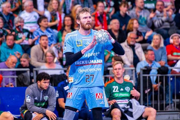 Antonio Metzner (HC Erlangen, Nr. 27) (v.l.), TSV Hannover-Burgdorf (grün) gegen HC Erlangen (hellblau) am 6. Spieltag der Saison 2025 2026 in der DAIKIN Handball-Bundesliga (26.09.2025, ZAG Arena (Hannover, GER), Copyright: xJanxGuentherx xTSVxHannover-Burgdorfx
