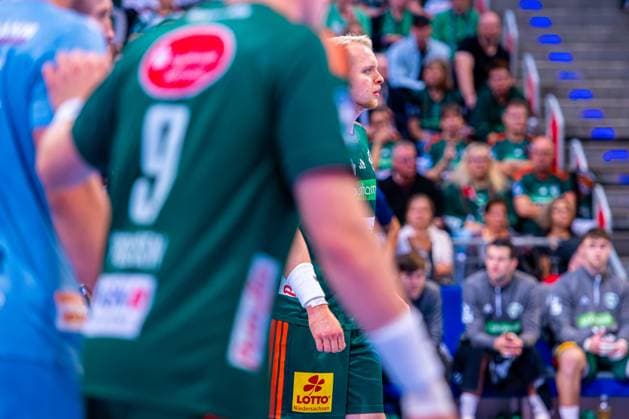 Justus Fischer (TSV Hannover-Burgdorf, Nr. 54) (v.l.), TSV Hannover-Burgdorf (grün) gegen HC Erlangen (hellblau) am 6. Spieltag der Saison 2025 2026 in der DAIKIN Handball-Bundesliga (26.09.2025, ZAG Arena (Hannover, GER), Copyright: xJanxGuentherx xTSVxHannover-Burgdorfx