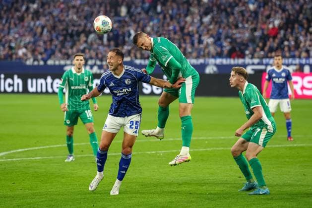 Gelsenkirchen, Deutschland, 26.09.25: Nikola Katic (FC Schalke 04) und Philipp Ziereis (SpVgg Greuther Fürth) im Kampf um den Ball waehrend des Spiels der 2. Bundesliga zwischen FC Schalke 04 - SpVgg Greuther Fürth in der Veltins-Arena am 26. September 2025 in Gelsenkirchen, Deutschland. Gelsenkirchen Veltins-Arena Germany Copyright: xStefanxBrauer Brauer-Fotoagenturx