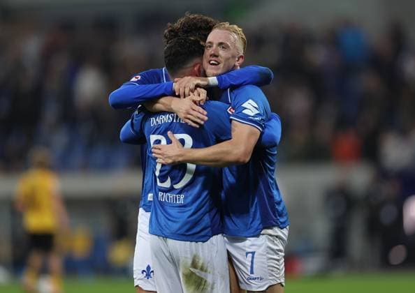 26.09.2025, xdcx, Fussball 2. Bundesliga, SV Darmstadt 98 - SG Dynamo Dresden, emonline, emspor, despor, v.l., Torjubel zum 1:0 durch Isac Lidberg (SV Darmstadt 98), Goal celebration, celebrate the goal, Fraser Hornby (SV Darmstadt 98), Marco Richter (SV Darmstadt 98) DFL DFB REGULATIONS PROHIBIT ANY USE OF PHOTOGRAPHS AS IMAGE SEQUENCES AND OR QUASI-VIDEO.