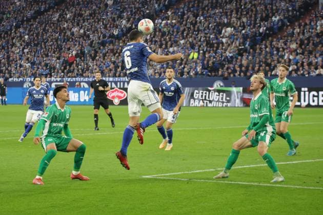 26.09.2025, xgrfx, Fussball 2.Bundesliga, FC Schalke 04 - SpVgg Greuther Fuerth v.l. Ron Schallenberg (FC Schalke 04) (DFL DFB REGULATIONS PROHIBIT ANY USE OF PHOTOGRAPHS as IMAGE SEQUENCES and or QUASI-VIDEO) Gelsenkirchen