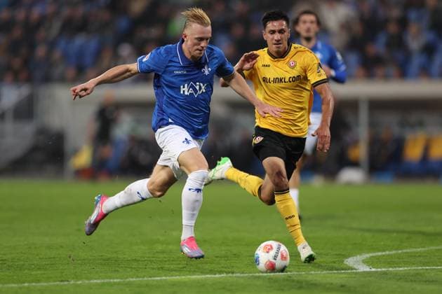 26.09.2025, xdcx, Fussball 2. Bundesliga, SV Darmstadt 98 - SG Dynamo Dresden, emonline, emspor, despor, v.l., Isac Lidberg (SV Darmstadt 98) auf dem Weg zum 1:0 gegen Claudio Kammerknecht (SG Dynamo Dresden) DFL DFB REGULATIONS PROHIBIT ANY USE OF PHOTOGRAPHS AS IMAGE SEQUENCES AND OR QUASI-VIDEO.