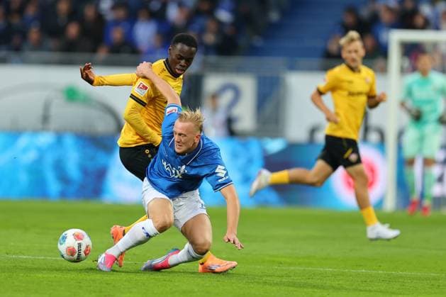 Darmstadt, Merck-Stadion am Böllenfalltor, 26.09.2025, Fussball - 2.Bundesliga - SV Darmstadt 98 - SG Dynamo Dresden, 7.Spieltag, v.l. Kofi Amoako (Dynamo Dresden), Isac Lidberg (Darmstadt 98) Darmstadt Merck-Stadion am Böllenfalltor Hessen Deutschland
