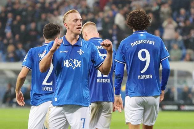 26.09.2025, xtvx, Fussball 2.Bundesliga, SV Darmstadt 98 - Dynamo Dresden v.l. Goal scored, Tor zum 1:0 Isac Lidberg (SV Darmstadt 98) Torjubel, Goal celebration, celebrate the goal, celebrates scoring (DFL DFB REGULATIONS PROHIBIT ANY USE OF PHOTOGRAPHS as IMAGE SEQUENCES and or QUASI-VIDEO) Darmstadt
