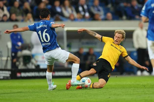 Darmstadt, Merck-Stadion am Böllenfalltor, 26.09.2025, Fussball - 2.Bundesliga - SV Darmstadt 98 - SG Dynamo Dresden, 7.Spieltag, v.l. Hiroki Akiyama (Darmstadt 98), Jonas Oehmichen (Dynamo Dresden) Darmstadt Merck-Stadion am Böllenfalltor Hessen Deutschland