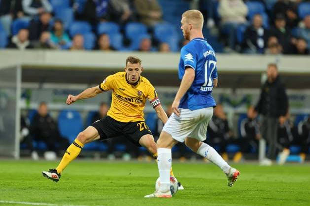 Darmstadt, Merck-Stadion am Böllenfalltor, 26.09.2025, Fussball - 2.Bundesliga - SV Darmstadt 98 - SG Dynamo Dresden, 7.Spieltag, v.l. Niklas Hauptmann (Dynamo Dresden), Kai Klefisch (Darmstadt 98) Darmstadt Merck-Stadion am Böllenfalltor Hessen Deutschland