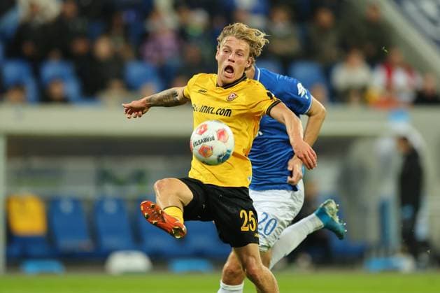 Darmstadt, Merck-Stadion am Böllenfalltor, 26.09.2025, Fussball - 2.Bundesliga - SV Darmstadt 98 - SG Dynamo Dresden, 7.Spieltag, v.l. Jonas Oehmichen (Dynamo Dresden), Aleksandar Vukotic (Darmstadt 98) Darmstadt Merck-Stadion am Böllenfalltor Hessen Deutschland