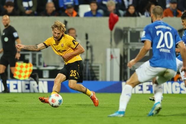 Darmstadt, Merck-Stadion am Böllenfalltor, 26.09.2025, Fussball - 2.Bundesliga - SV Darmstadt 98 - SG Dynamo Dresden, 7.Spieltag, v.l. Jonas Oehmichen (Dynamo Dresden), Aleksandar Vukotic (Darmstadt 98) Darmstadt Merck-Stadion am Böllenfalltor Hessen Deutschland
