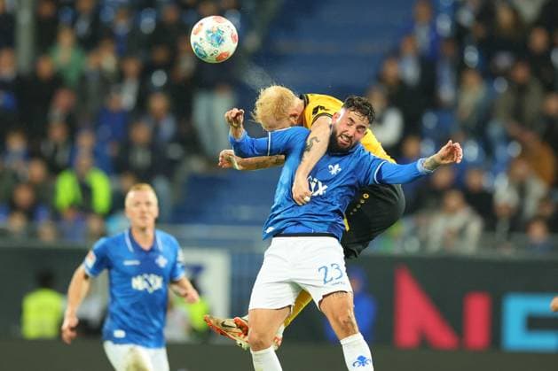 Darmstadt, Merck-Stadion am Böllenfalltor, 26.09.2025, Fussball - 2.Bundesliga - SV Darmstadt 98 - SG Dynamo Dresden, 7.Spieltag, v.l. Marco Richter (Darmstadt 98), Nils Fröling (Dynamo Dresden) Darmstadt Merck-Stadion am Böllenfalltor Hessen Deutschland