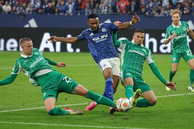2. Bundesliga - FC Schalke 04 - SpVgg Greuther Fürth am 25.09.2025 in der Veltins-Arena auf Schalke Christian Gomis (Schalke 7) gegen Jannik Dehm (Fuerth 23) und Philipp Ziereis (Fuerth 4)