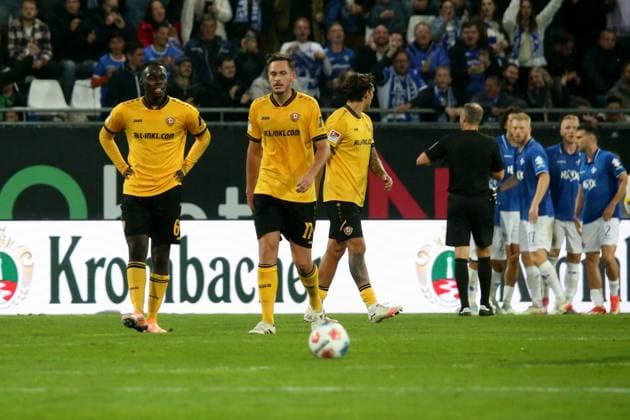 26.09.2025, xpfrx, Fussball 2.Bundesliga, SV Darmstadt 98 - Dynamo Dresden v.l. Kofi Amoako (SG Dynamo Dresden) Aljaz Casar (SG Dynamo Dresden) Julian Pauli (SG Dynamo Dresden) Enttäuscht, traurig, frustriert nach dem Tor zum 1:0 (DFL DFB REGULATIONS PROHIBIT ANY USE OF PHOTOGRAPHS as IMAGE SEQUENCES and or QUASI-VIDEO) Darmstadt