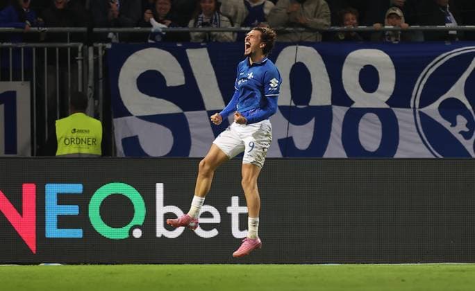 26.09.2025, xdcx, Fussball 2. Bundesliga, SV Darmstadt 98 - SG Dynamo Dresden, emonline, emspor, despor, v.l., Torjubel zum 2:0 durch Fraser Hornby (SV Darmstadt 98), Goal celebration, celebrate the goal DFL DFB REGULATIONS PROHIBIT ANY USE OF PHOTOGRAPHS AS IMAGE SEQUENCES AND OR QUASI-VIDEO.