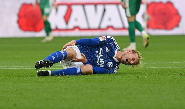 Verletzung Timo Becker (FC Schalke 04) 26.09.2025, Fussball 2. Bundesliga, Saison 2025 2026, 7. Spieltag, FC Schalke 04 - SpVgg Greuther Fürth DFL regulations prohibit any use of photographs as image sequences and or quasi-video Gelsenkirchen Veltins Arena Nordrhein Westfalen Deutschland
