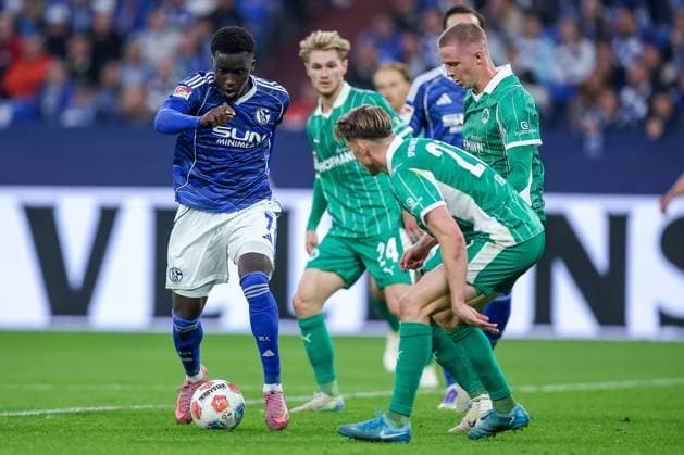 25.09.2025, Fußball, FC Schalke 04 - SpVgg Greuther Fürth, 7.Spieltag, 2. Fußball Bundesliga, Veltins-Arena Gelsenkirchen, Saison 2025 2026: Christian Pierre Louis Gomis (Schalke04 07)im Zweikampf gegen Noah König (Greuther Fürth 17) Brynjar Ingi Bjarnason (Greuther Fürth 25) Luca Itter (Greuther Fürth 27) DFB regulations prohibit any use of photographs as image sequences and or quasi-video. Nordrhein-Westfalen Deutschland