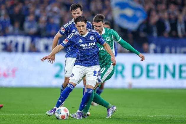 Sport Bilder des Tages 25.09.2025, Fußball, FC Schalke 04 - SpVgg Greuther Fürth, 7.Spieltag, 2. Fußball Bundesliga, Veltins-Arena Gelsenkirchen, Saison 2025 2026: Soufiane El-Faouzi (Schalke04 23) im Zweikampf gegen Branimir Hrgota (Greuther Fürth 10) DFB regulations prohibit any use of photographs as image sequences and or quasi-video. Nordrhein-Westfalen Deutschland