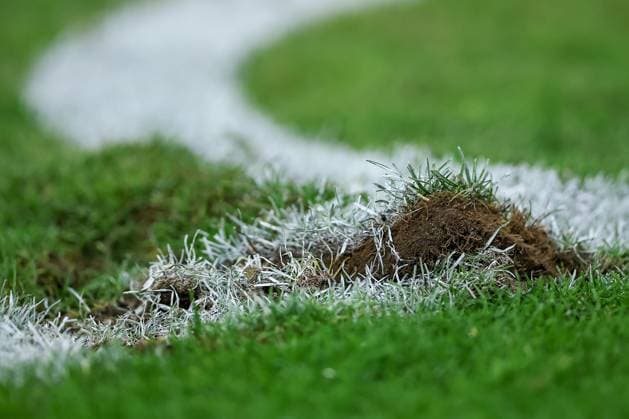 25.09.2025, Fußball, FC Schalke 04 - SpVgg Greuther Fürth, 7.Spieltag, 2. Fußball Bundesliga, Veltins-Arena Gelsenkirchen, Saison 2025 2026: Der Rasen wurde stark in Mitleidenschaft gezogen Rasenschäden Loch stück Linie Seitenlinie Feature DFB regulations prohibit any use of photographs as image sequences and or quasi-video. Nordrhein-Westfalen Deutschland